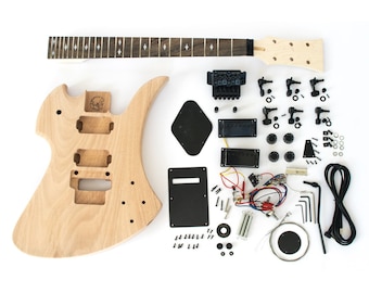 Op de afbeelding: Een gitaarset met een natuurlijke houten body, een zwart toetsbord en alle benodigde hardware om de gitaar in elkaar te zetten. De set bevat een brug, pickups, knoppen en een bedradingsschema.