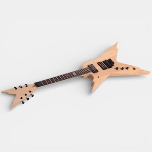 Op de afbeelding: Een onafgewerkte elektrische gitaar van lichtgekleurd hout met een scherpe, hoekige lichaamsvorm. Het heeft een donkere toets met V-vormige inlays, twee zwarte humbucker-pickups, een zwarte brug, drie zwarte bedieningsknoppen en zes zwarte stemmechanieken.