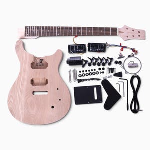 Kit de guitarra DIY com tampo esculpido, braço colado em freixo, 24 trastes, escala em jacarandá, ferragens pretas, ponte tremolo e fiação sem solda.
