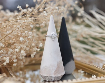 Cône de bague en pierre, cadeau de mariage, cadeau de fiançailles, cadeau de mariée, porte-bague personnalisable, minimal et épuré, esthétique, robuste et durable