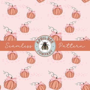以下が含まれることがあります： ピンク色のリボンと緑色のつるを持つ漫画のカボチャが、薄いピンク色の背景に描かれたシームレスパターン。 「Seamless Pattern」の文字と「April Bee Company」のロゴが含まれています。