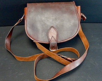 Style français de sac cartouche en cuir vintage - sac à main à bandoulière - sac unisexe Français des années 1960 - cuir piqué à cheval - large bandoulière - FF83