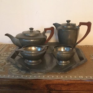 PERIOD PEWTER のトレイ付きピューター製ティーセット - ヴィンテージ ブリティッシュ アーツ アンド クラフツ、モデル番号 401 - ハンマー加工されたイングリッシュ ピューター - C230