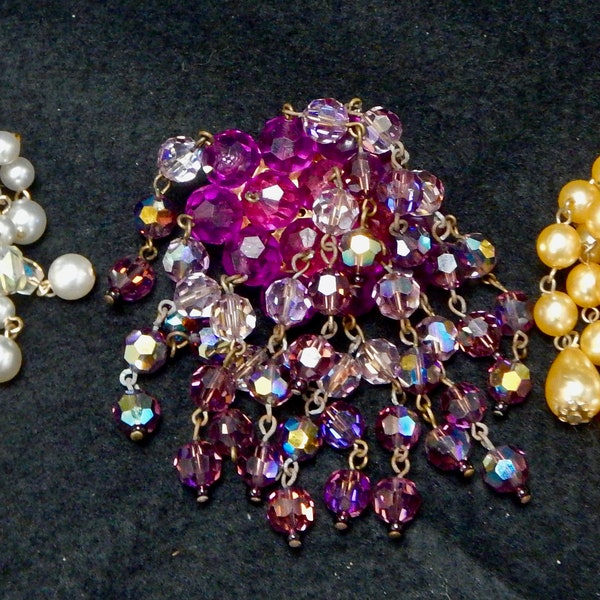 Bijoux fantaisie des années 1950 - Trois broches cascade en grappe des années 1950 - Perles nacrées et verre de carnaval fastueux - J2/38