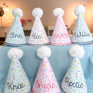 Gorro de cumpleaños personalizado para perro: bordado con el nombre de tu cachorro. Hecho a mano en rosa, azul o blanco. Decoración para fiesta de cumpleaños de perro. imagen 3