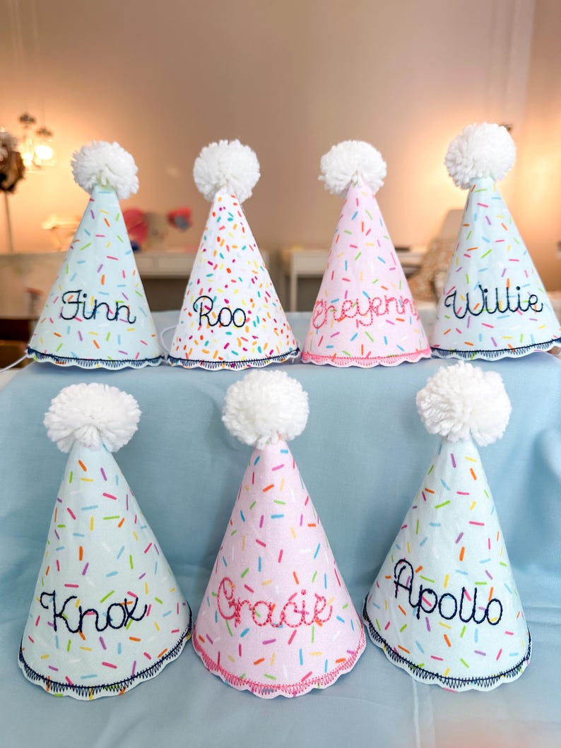 Gorro de cumpleaños personalizado para perro: bordado con el nombre de tu cachorro. Hecho a mano en rosa, azul o blanco. Decoración para fiesta de cumpleaños de perro. imagen 3