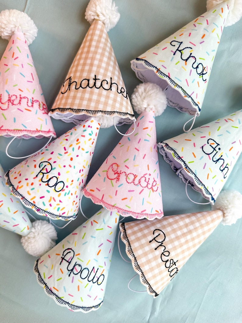 Gorro de cumpleaños personalizado para perro: bordado con el nombre de tu cachorro. Hecho a mano en rosa, azul o blanco. Decoración para fiesta de cumpleaños de perro. imagen 1
