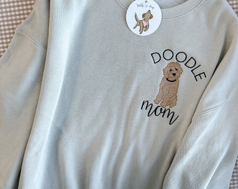 Doodle DOG MOM, Dog Mom Sweatshirt, Puppy Sweatshirt, Dog Mom Crewneck, Doodle Mom Gift, Golden Doodle Dog Gift