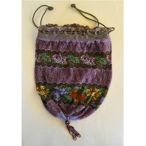 Borsa antica con microperline, borsa con perline pre-1900, fiori sulla borsa, borsa con perline con coulisse viola, giallo e verde