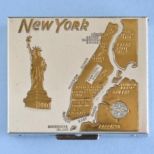 NEW YORK CITY auf Vintage Powder Compact, Gold and Silver Powder Compact, Karte von Manhattan Bronx Queens Brooklyn Statue of Liberty auf Compact