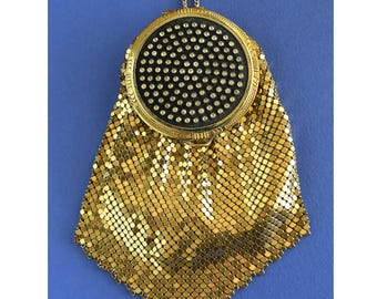 Bolsa compacta vintage em malha dourada, com strass na tampa preta, estilo nécessaire de dança dos anos 1930.