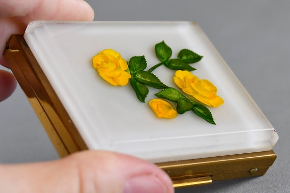 Vintage Yellow Rose Lucite 1950 Rare Barrett. Vintage Yellow Rose Lucite 1950 Rare Barrett main image 4