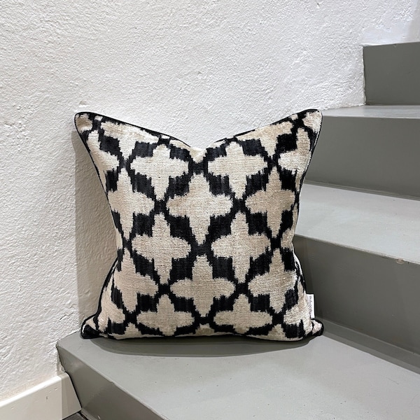 Fluwelen ikat kussensloop zwarte bloemen – decoratief kussen voor bank of bed
