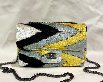 Bolso Ikat Coco Vulcano Piano: Bolso bohemio de terciopelo artesanal para uso diario