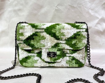 Bolso Ikat Coco Tuscany: Bolso bohemio de terciopelo artesanal para uso diario