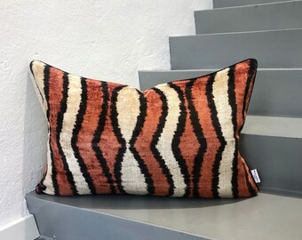 Funda de almohada de terciopelo Ikat Tiger: cojín decorativo para sofá o cama