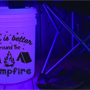 Life is Better around the Campfire - Nur Aufkleber - Camping Bucket Windlicht Aufkleber