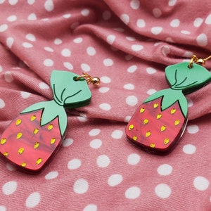 boucles d'oreilles bonbons aux fraises | Acrylique en couches sur des poteaux sphériques plaqués argent
