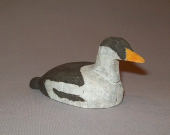 Oude Vtg Hand gesneden volkskunst miniatuur houten eend lokvogel 3,75" lang zeer mooi
