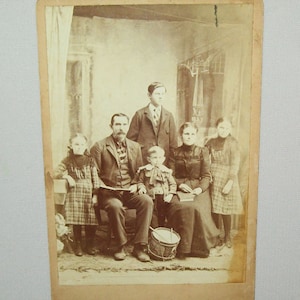 Antiguo 1870s Familia Grupo Niño con Batería de Gabinete De Fotos Foto