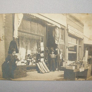 Antieke VTG ca 1900 echte foto post kaart Virginia Aanvrazer Office Virginia Illinois kledingwinkel