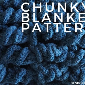 Może przedstawiać: Zbliżenie na gruby, niebieski koc z włóczki. Tekst "CHUNKY BLANKET PATTERN" znajduje się w górnej części obrazu. Tekst "BESPOKE YARN" znajduje się w dolnej części obrazu.