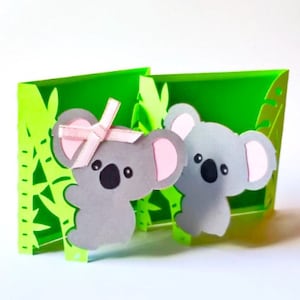 Modèles SVG. CARTE bébé KOALA. Comprend une enveloppe personnalisée. Cricut, Silhouette Cameo, Découpe Laser. Fichiers Dxf SilhouetteStudio Ai Svg Png Pdf.