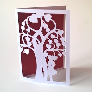 ÁRVORE DO CARTÃO DOS CORAÇÕES. Modelos SVG. Com Silhueta Romântica Do Casal. Vale-presente do Dia dos Namorados. Svg Dxf SilhouetteStudio Ai Png Arquivos Pdf.