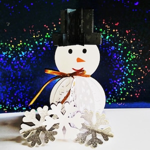 3D-SCHNEEMANN. SVG-Vorlagen. WEIHNACHTSDEKORATION. Schneeflocken inklusive. Dxf SilhouetteStudio Ai SVG Png Pdf Dateien. Sofort Download.
