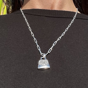 Collana con catena a graffetta spessa: 100% argento sterling • Ciondolo a forma di borsa con zirconi cubici