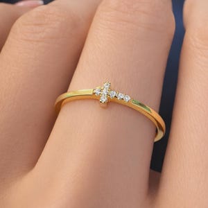 Kleine zijwaartse CZ-kruisring: sterlingzilver • Geel, roségoud of gerhodineerd