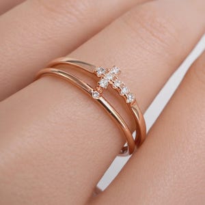 Sideways CZ Cross Ring Set: geel- of roségoud sterlingzilver