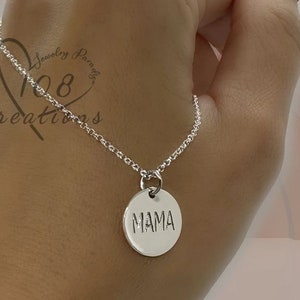 Oferta de regalos para el Día de la Madre: Collar redondo con dije grabado de la palabra "Mamá" y dije de inicial personalizado en plata de ley premium.