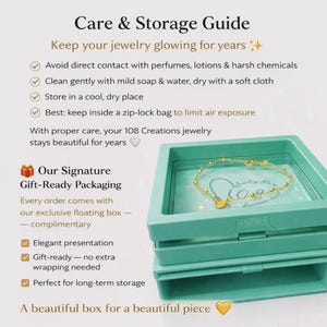Puede incluir: Un brazalete dorado con un dije de coraz&oacute;n descansa dentro de una caja flotante turquesa. La caja es parte del embalaje de regalo. El texto en la imagen proporciona consejos para el cuidado y almacenamiento de joyas.