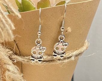 Niedliche Totenkopf Knochen mit Schleifchen - Girly Schädel Ohrringe