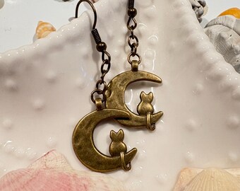 Bronze Katze auf dem Mond sitzend - Ohrringe