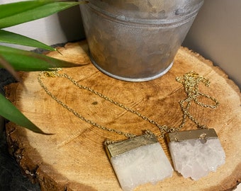 Rohe weiße Quarz-Kristall und zarte Goldkette Halsketten