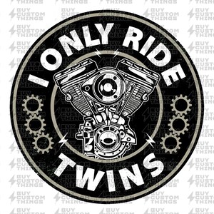Pode incluir: Design gráfico em preto e branco de um motor de motocicleta com o texto "I Only Ride Twins" em um círculo com engrenagens ao redor.