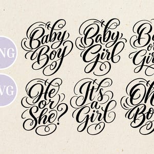 Peut inclure: Une collection de six motifs de texte calligraphiques noirs présentant les phrases Baby Boy, Baby Girl, Boy or Girl?, He or She?, It's a Girl et Oh Boy. Deux icônes circulaires étiquetées .PNG et .SVG sont placées à gauche du texte.