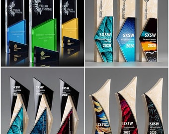 Puede incluir: Surtido de premios de cristal y mármol con diseños geométricos. Los premios presentan patrones abstractos coloridos y el texto "SXSW 2020" y "master-Land".
