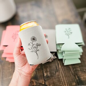 Porta latas, porta latas con flores silvestres, funda de espuma para bebidas, bonito diseño de flores silvestres, fin de semana de chicas, vasos para fiestas, porta bebidas para despedidas de soltera