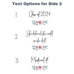 Op de afbeelding: Tekstopties voor zijde 2, met drie tekstkeuzes. De eerste optie luidt "Class of 2024" met bloemaccenten. De tweede optie zegt "She believed she could, so she did!" met bloemaccenten. De derde optie zegt "Mastered it!" met bloemaccenten.
