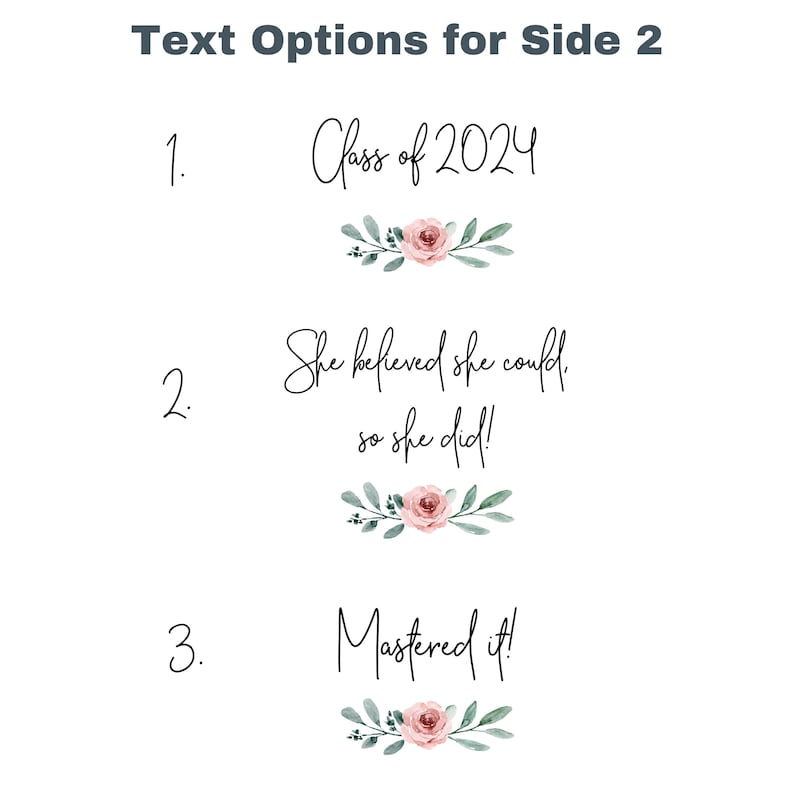 Op de afbeelding: Tekstopties voor zijde 2, met drie tekstkeuzes. De eerste optie luidt "Class of 2024" met bloemaccenten. De tweede optie zegt "She believed she could, so she did!" met bloemaccenten. De derde optie zegt "Mastered it!" met bloemaccenten.