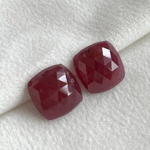 Par de rubis facetados em formato de almofada | 19 quilates | 13x13x5mm | Par de gemas de rubi | Para confecção de joias