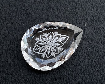 Naturalny kryształ, ręcznie rzeźbiony, fantazyjny szlif, rzeźba kryształowa, 22,70 karatów, 25 x 18 x 7 mm, rzeźba kryształowa, naturalny kryształowy kamień szlachetny