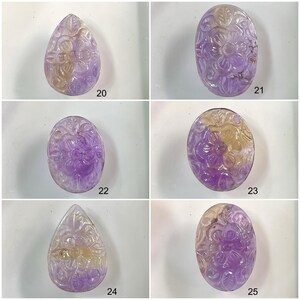 Puede incluir: Seis colgantes de amatista y citrino tallados con dise&ntilde;os florales. Los colgantes son de varias formas, incluyendo gota y &oacute;valo. Las piedras preciosas son una mezcla de morado y amarillo.