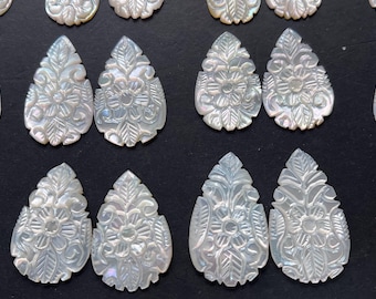 Natürliches Perlmutt geschnitztes Paar, Oval & Birnenform, handgeschnitztes Perlmutt-Set, geschnitztes Muschelpaar für Ohrringe und Anhänger