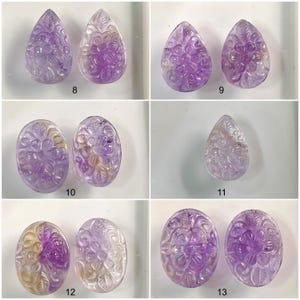 Puede incluir: Un conjunto de 10 cabujones de amatista, tallados con dise&ntilde;os florales. Los cabujones son de varias formas, incluyendo l&aacute;grima y &oacute;valo. Algunos de los cabujones tienen un color de dos tonos, con un centro morado m&aacute;s claro y un borde morado m&aacute;s oscuro.