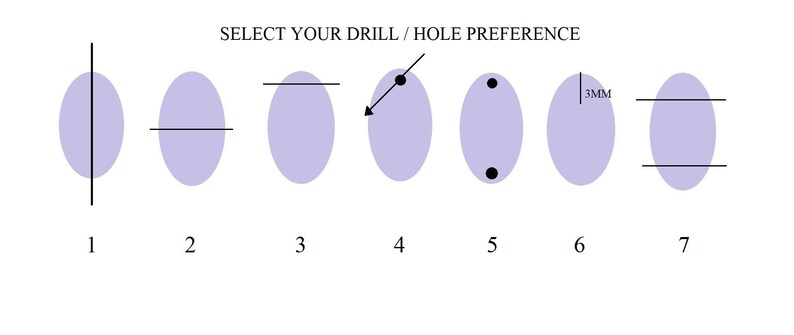 Puede incluir: Diagrama que muestra siete opciones diferentes para la colocaci&oacute;n de agujeros de perforaci&oacute;n en un colgante. Las opciones incluyen un solo agujero en el centro, un solo agujero descentrado, dos agujeros y dos l&iacute;neas paralelas. La opci&oacute;n 6 muestra una medida de 3 mm.