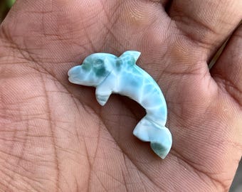 Figura de delfín tallada a mano en piedra preciosa de larimar natural para la elaboración de joyas (con agujero)
